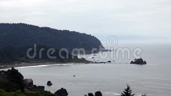 海洋海岸海滩和悬崖顶端的道路视频的预览图
