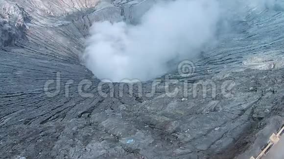 印度尼西亚东爪哇的Bromovalno火山口空中景观视频的预览图