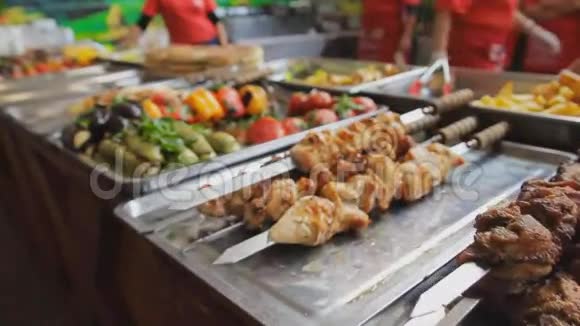 锅上烤肉在市场上烤鸡和蔬菜烤肉串上烤鸡很多烤肉视频的预览图