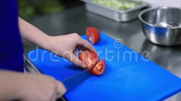 厨师在餐厅的厨房切番茄视频的预览图