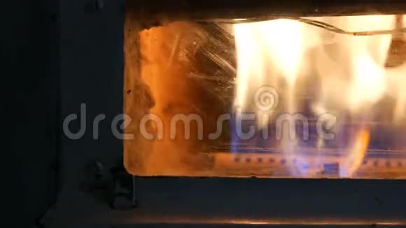 老式的老式煤气壁炉里面燃烧的火焰可以近距离观看视频的预览图