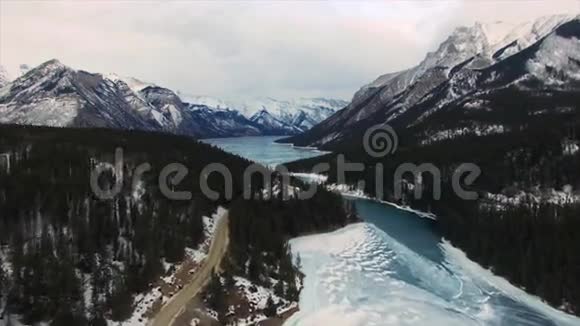 空中冬山冻湖视频的预览图