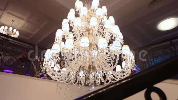 豪华大型水晶吊灯挂在皇宫内老式照明灯有灯泡和很多吊坠视频的预览图