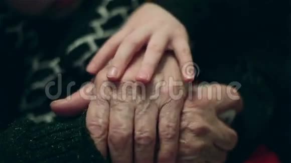 一只小女孩抚摸着老奶奶的手视频的预览图