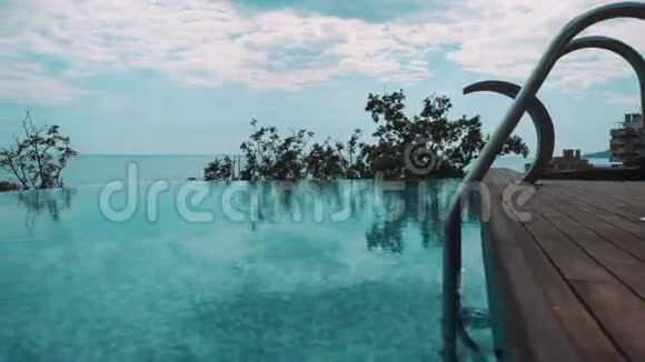 度假村山上的小型室外游泳池覆盖树木和海洋视频的预览图