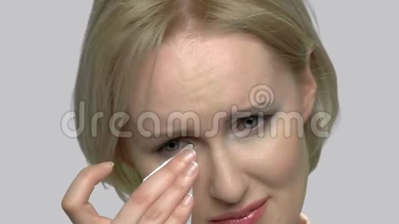 闭上哭泣的女人的脸视频的预览图
