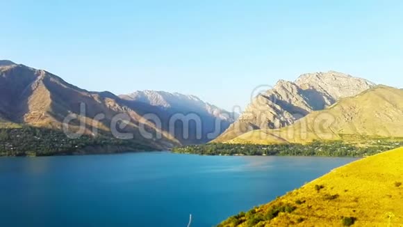塔什干山脉之间的美丽湖泊视频的预览图