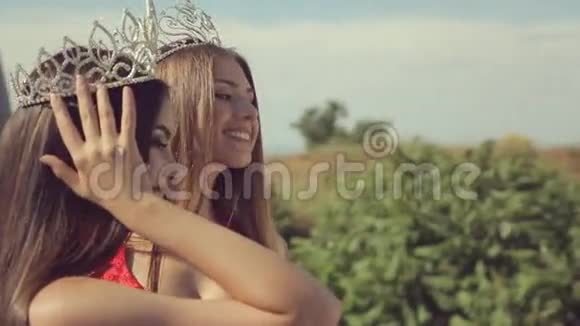 两个戴着皇冠的漂亮长发美女视频的预览图