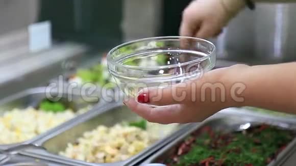 厨师在咖啡馆里把沙拉放进玻璃盘子里视频的预览图