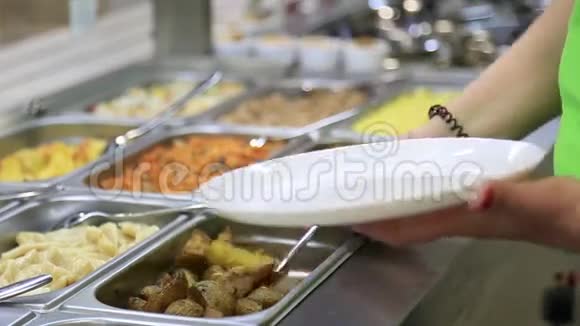 厨师在咖啡厅把炸土豆放在白色盘子里视频的预览图