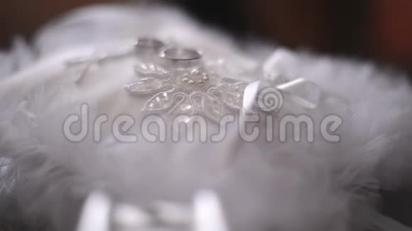 传统白色枕头上的结婚金戒指视频的预览图