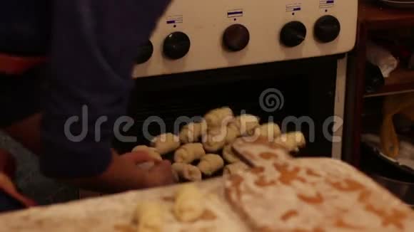 刚成型的自制牛角面包面团放在烤箱厨房炉子里视频的预览图