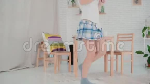 快乐的年轻女子穿着睡衣在厨房跳舞布鲁内特女孩在早餐时玩得很开心视频的预览图