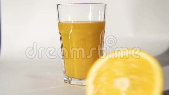 橙汁和滚动水果视频的预览图