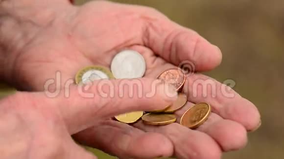 女人手里的硬币老年妇女数着零钱商业贫困概念视频的预览图