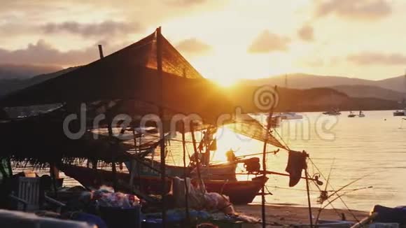 太平渔港日落日落时分渔船停泊在一个宁静的港口1920x1080视频的预览图