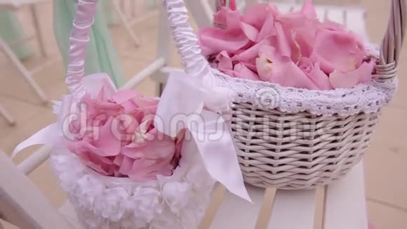 婚礼装饰篮子里五颜六色的玫瑰花瓣关门视频的预览图
