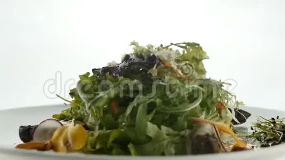 沙拉在白色的盘子里深色的木制背景餐厅菜肴的概念在餐厅洗碗视频的预览图