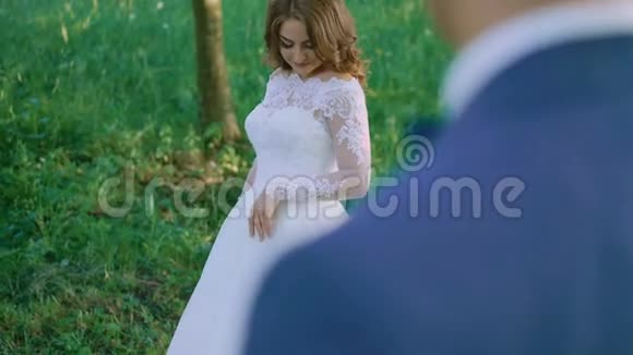 快乐的新娘来到夏林4K新郎视频的预览图