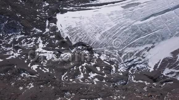 空中俯瞰冰川巨大的冰冻冰和岩石碎片俯视冰川融化生态问题和视频的预览图