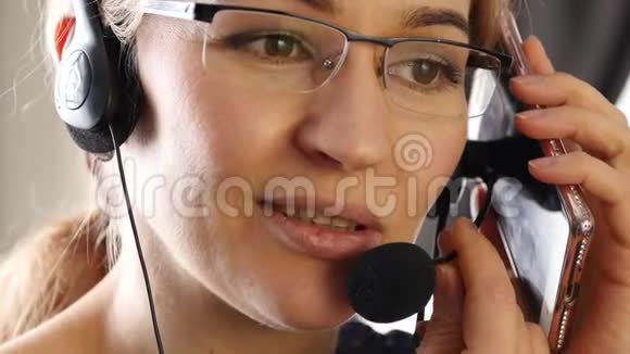 在办公室里用耳机说话的女商人客户服务专业4公里视频的预览图