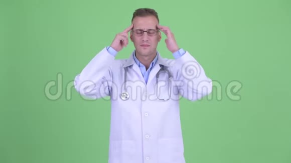 有头痛的压力男医生视频的预览图