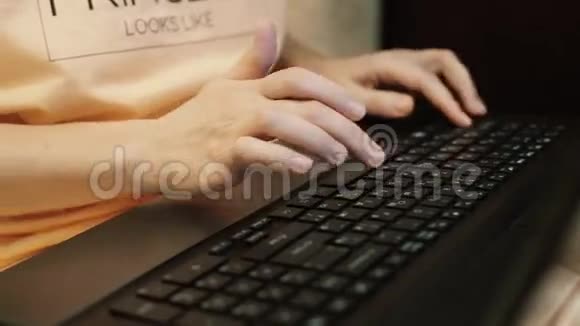 女性手在键盘上输入文字特写视频的预览图