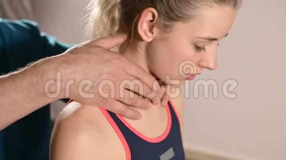 男性手动内脏治疗师按摩师治疗年轻女性患者为肩膀和脖子热身视频的预览图