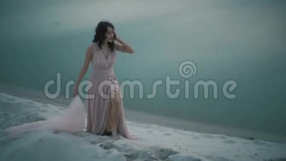 年轻的幻想女孩站在湖边的沙丘上天真无邪的仙女在晚上放松视频的预览图