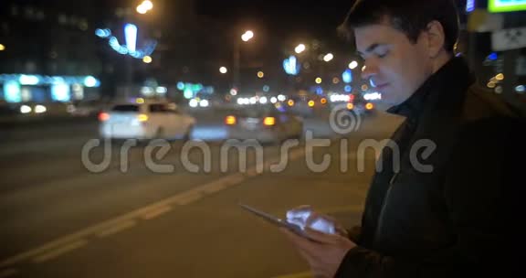 在城市繁忙的道路上使用触摸板的人视频的预览图
