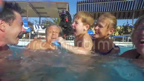 男孩和他的家人在游泳池里玩视频的预览图