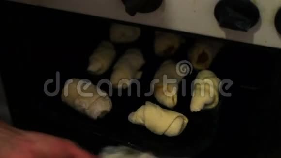 刚成型的自制牛角面包面团放在烤箱厨房炉子里视频的预览图