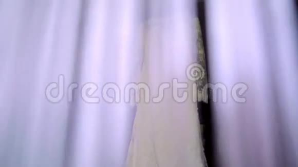 婚纱挂在窗帘后面视频的预览图