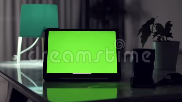带有绿色屏幕色度键的平板电脑多利镜头视频的预览图