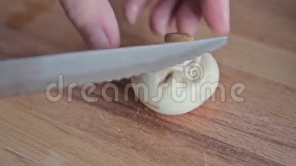 女人的手在切蘑菇视频的预览图