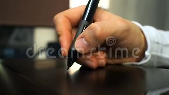 表20关闭平面设计师的手点击电子手写笔按钮如鼠标中键视频的预览图