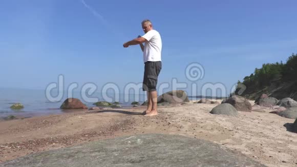 夏天海边的人在扔石头视频的预览图
