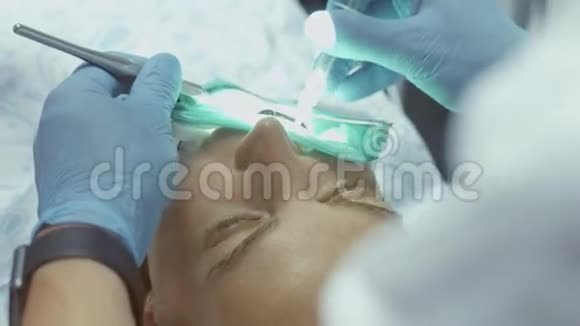 关闭女性患者面部牙齿治疗视频的预览图