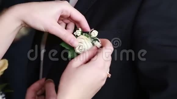 新郎外套上的新娘调整花视频的预览图
