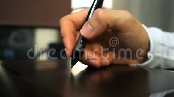 表21关闭平面设计师的手点击电子手写笔按钮如鼠标右键左左视频的预览图
