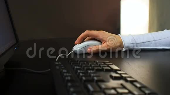 老鼠22软焦点到手的男人点击鼠标按钮打开和关闭文档右手从左视图视频的预览图