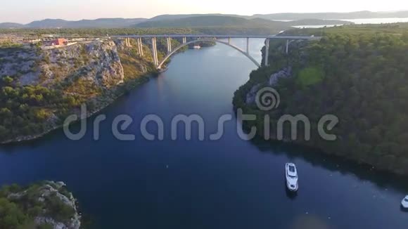 克鲁卡河上的高速公路桥视频的预览图