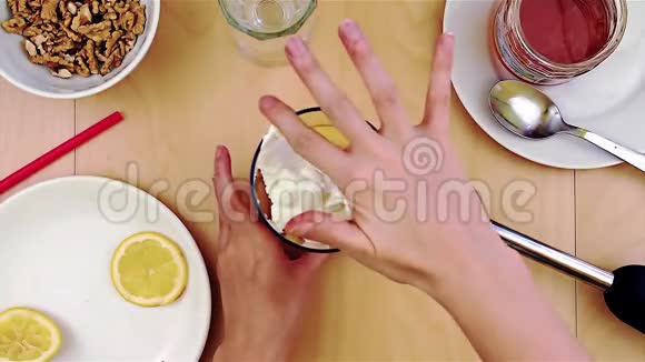 用奶酪清洗搅拌罐同时制作健康营养的冰沙视频的预览图