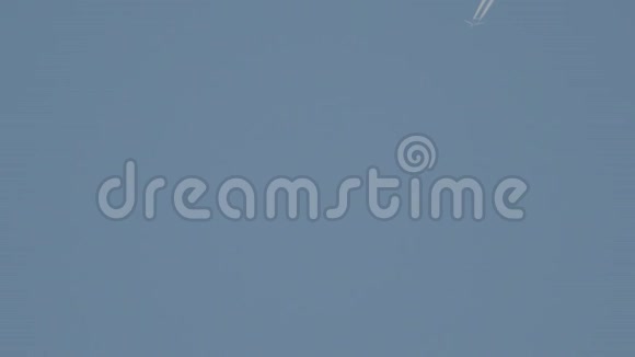 喷气式飞机在蓝天的映衬下视频的预览图