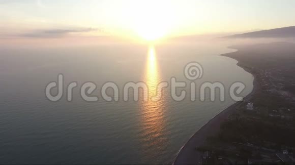 鸟瞰傍晚日落的海面视频的预览图