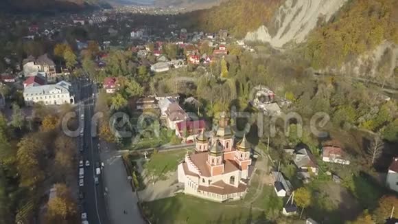 亚雷米切乌克兰2017年10月14日飞越卡帕西亚城市亚雷米切和正统木制教堂视频的预览图