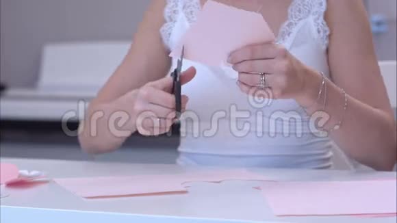 年轻女子切纸蝴蝶视频的预览图