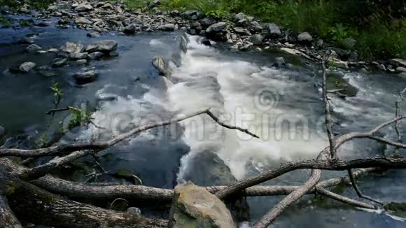 小山小河很快就在石头上流淌视频的预览图