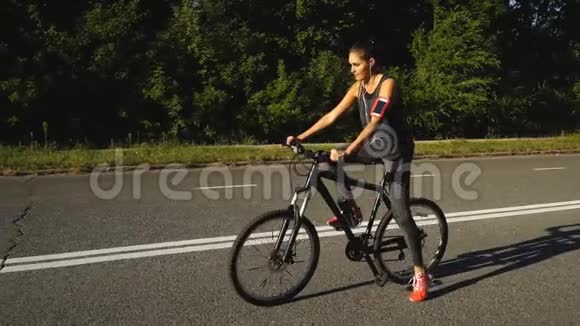 女骑自行车的人骑自行车视频的预览图