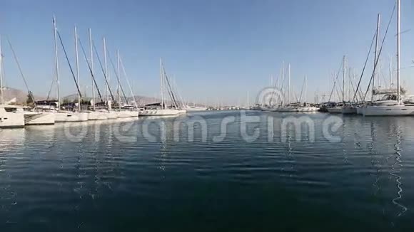 滑翔帆船从游艇码头下水入海视频的预览图